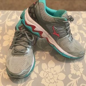 Mizuno Wave Horizon Running Shoes